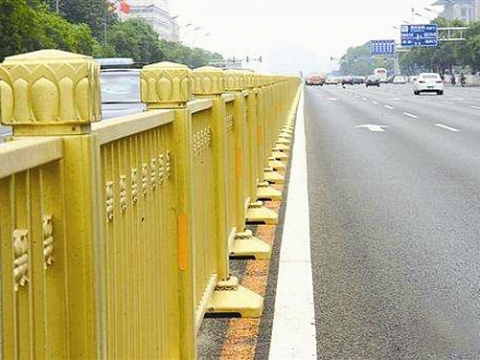 黃色道路隔離柵欄 